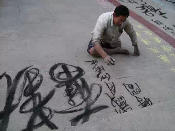 “独腿艺乞”从兰桂：“手”迹遍布大半个中国 画出梦想与希望