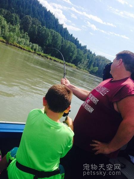 加拿大9岁男孩捕获272公斤重大鱼