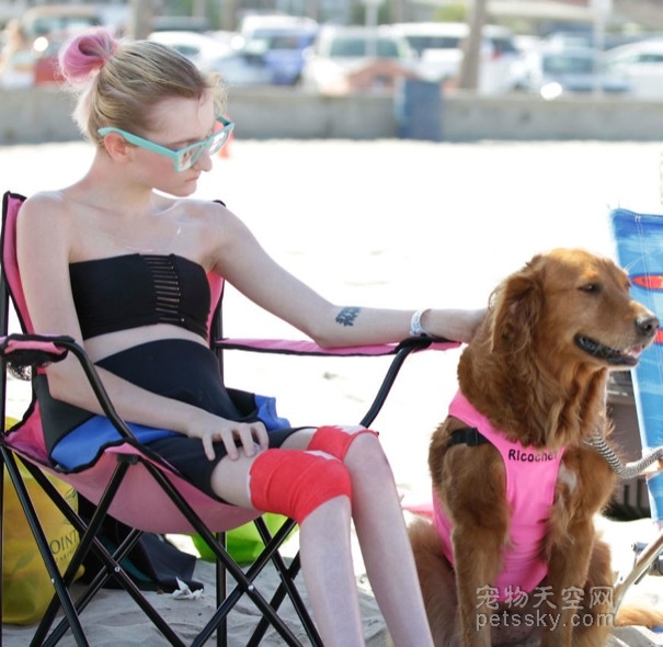 狗狗助身患绝症的姐妹冲浪