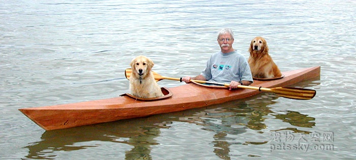 用爱斯基摩小艇带两只狗狗旅行
