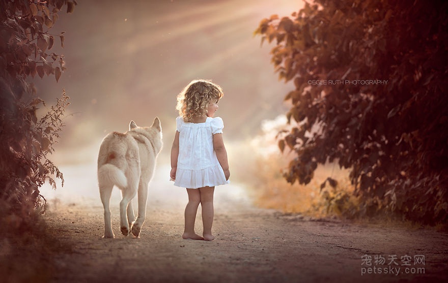 孩子与动物在一起的照片 来自世界各地摄影师的作品