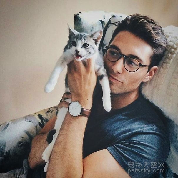 帅气的男人配上可爱的猫咪