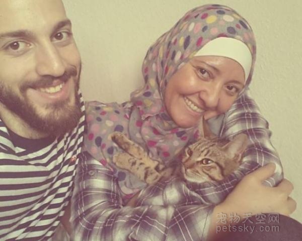 舒利亚难民夫妻带着猫咪逃亡 在德国猫咪隔离后的重逢