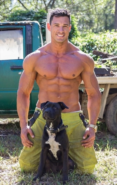 消防队有一个古老传统 队员和狗狗一起拍日历做公益