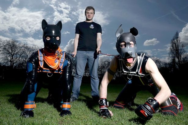 英国有一群成年男人喜欢扮成狗