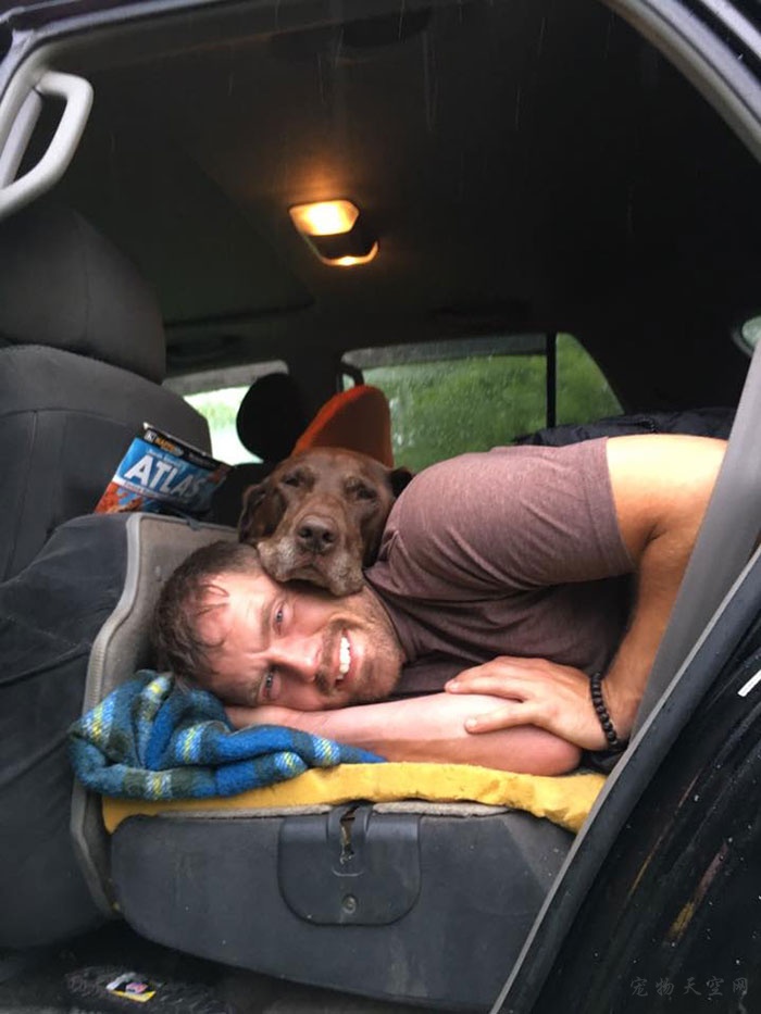 男子带着患癌症的狗狗四处旅游