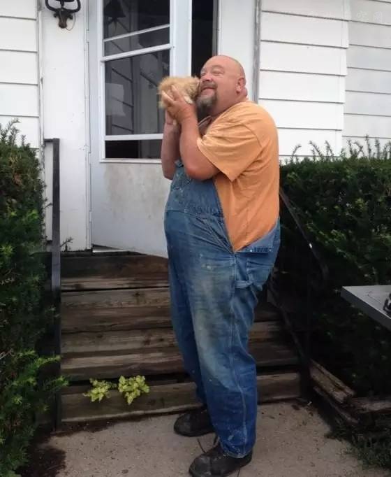 国外网友分享自己岳父抱着小猫的图片