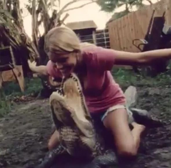 这位24岁的大妹子，最喜欢的日常活动居然是抓鳄鱼