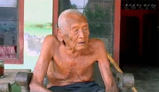 印尼145岁老人剩孙辈陪伴 虽然高寿却倍感孤独