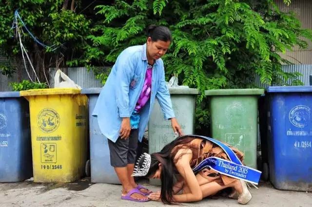 在垃圾桶旁跪谢捡垃圾的母亲 这个女孩是泰国2015年的选美冠军