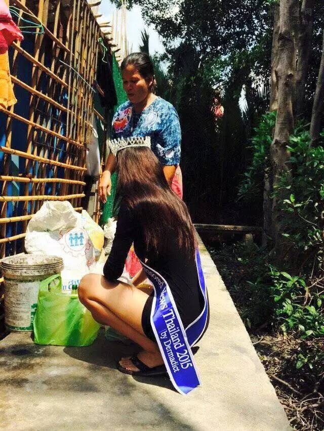 在垃圾桶旁跪谢捡垃圾的母亲 这个女孩是泰国2015年的选美冠军