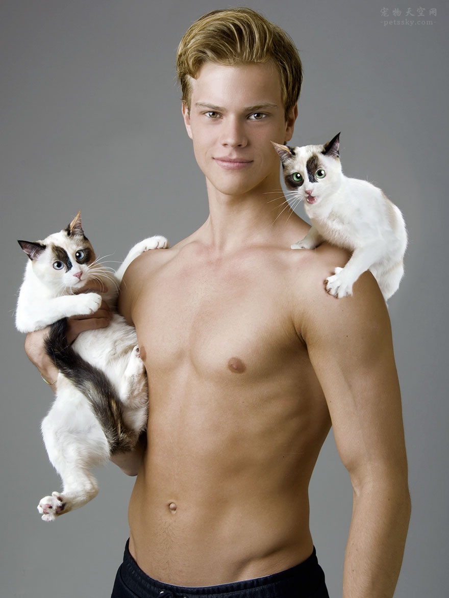 半裸的性感男模与猫咪