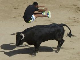 西班牙的“奔牛节” 看斗牛民族的民众展示高难动作