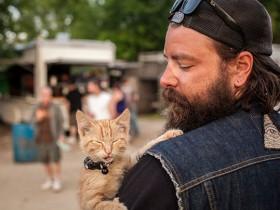男人也有自己柔情的一面 34岁的他救了这只烧伤严重的小猫