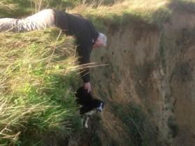 男子冒着生命危险 趴在76米高的悬崖上救出被困的狗狗