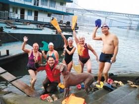 游泳队里的“环保汪”三年里从嘉陵江捡回300个垃圾瓶
