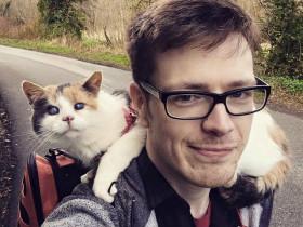 小伙带着自己的盲猫爬山做慈善 为动物救助站募捐到一万元
