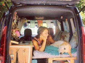 一辆旧车，一只拉布拉多犬，这位女子开始了环游世界的梦想