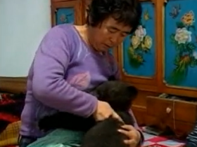 辽宁农妇义务养大被遗弃的黑熊，比小孩还听话不愿离开