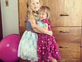 丈夫离世后全家悲痛欲绝,妈妈领养两只狗狗,“它们比医生更管用”