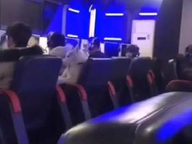 网吧里生无可恋的二哈:“主人,你还是放我回家撕家吧!”
