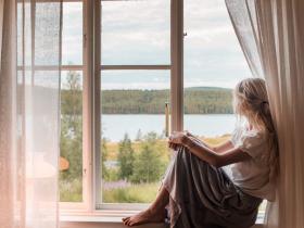 “北欧李子柒”引300万人围观,隐居森林9年,活出所有人羡慕的样子