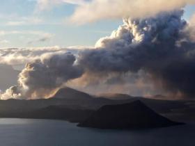 菲律宾火山爆发后,大量宠物被遗弃街头