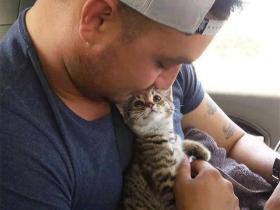 暖哭了:宠物对主人的深情凝视