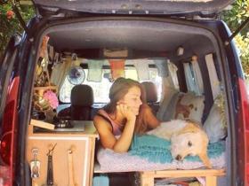 一辆旧车,一只拉布拉多犬,这位女子开始了环游世界的梦想