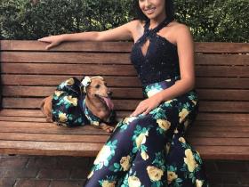 18岁姑娘带着腊肠犬参加舞会,自制的配套衣服引人瞩目
