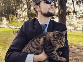 国外一位非常喜欢猫咪的小哥,靠别人家的猫咪走红网络
