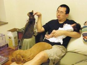 中国父亲、女儿和宠物的合影照片刷爆国外网络，他们坚持了近10年