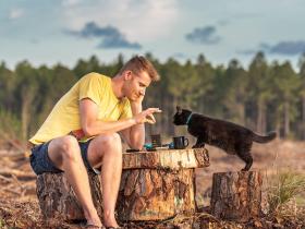 这个男人带着猫咪，过了3年多的野外旅行生活