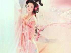 “花非花,雾非雾,夜半来,天明去”,白居易是这么写他的初恋?