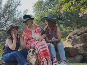 担心吉娃娃被客人踩到,主人想到一个好办法