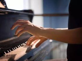 “弹钢琴时，手指要立起来！立起来！”