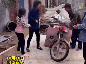 小女孩崩溃大哭的样子,让网友痛心