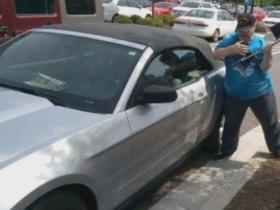 雅典男子砸车窗救狗  被警察逮捕