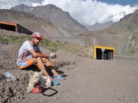 我们带着失明的狗狗 骑行26000千米环游世界（一）