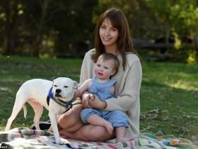 澳独臂女孩养了一只三条腿的狗狗 两个好伙伴很幸福