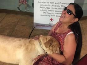 美国盲人女子家中失火 导盲犬拨电话报警自救
