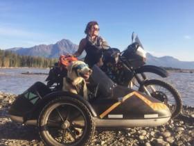 女人带着一条狗骑行旅游 已穿越6000公里来追求梦想