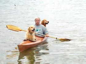 67岁老人改造爱斯基摩小艇 可以带两只狗狗旅行