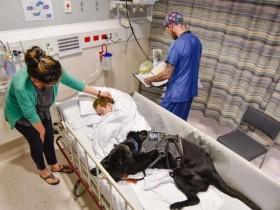 自闭的小男孩在医院里做检查 治疗犬全程陪伴温暖人心