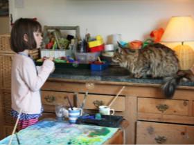患自闭症的小女孩在猫咪的陪伴下绘画 好莱坞影后买了一张