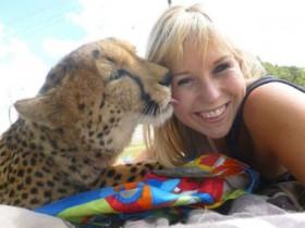 国外的一位女士养猎豹当宠物 真正的“美女与野兽”