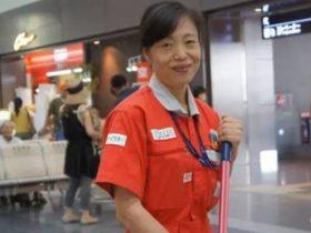 她在机场做了23年保洁之后 受到了整个国家的尊重