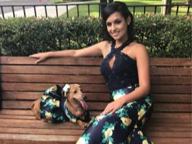18岁姑娘带着腊肠犬参加舞会，自制的配套衣服引人瞩目