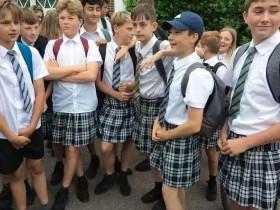 英国学校禁止男生穿短裤，于是，男孩们都穿上了短裙