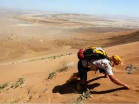 荒野求生：参加马拉松迷路，靠着吃蜥蜴和蛇走出沙漠